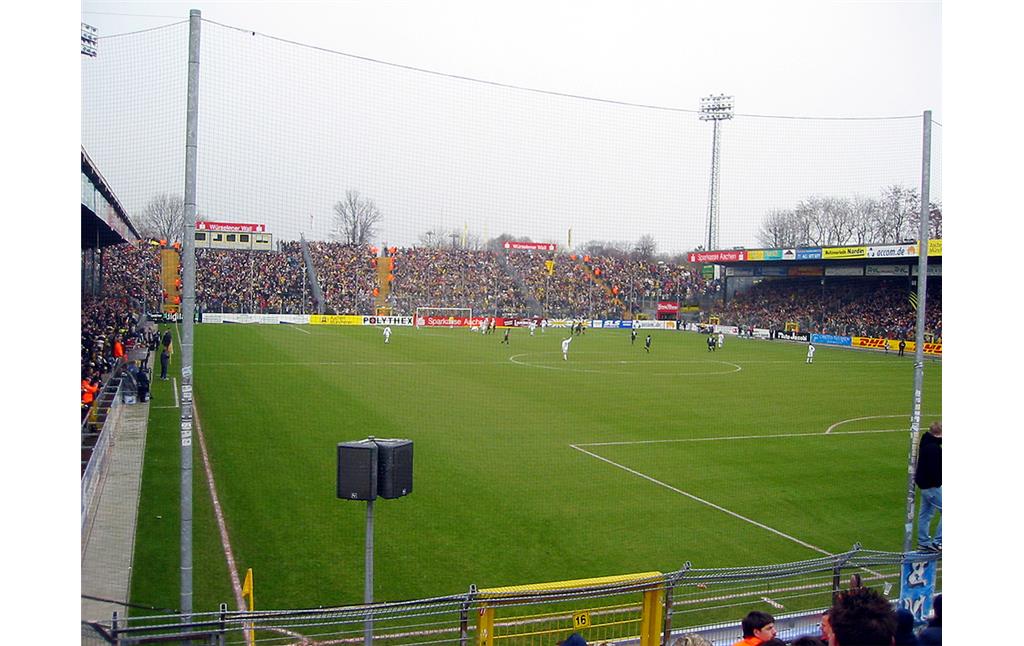 Spielfläche und die vollbesetzte Nordtribüne (Würselener Wall) des Aachener Tivoli-Stadions während eines Spiels der Zweiten Fußball-Bundesliga (Alemannia Aachen - Eintracht Trier, 2005)