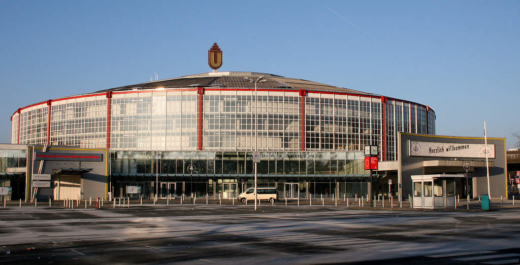 Die Dortmunder Westfalenhalle 1 im Winter 2008, auf dem Dach das "Dortmunder U" der Union Brauerei.