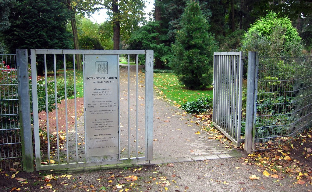 Zugang zum Botanischen Garten im Schönwasserpark in Krefeld (2014).