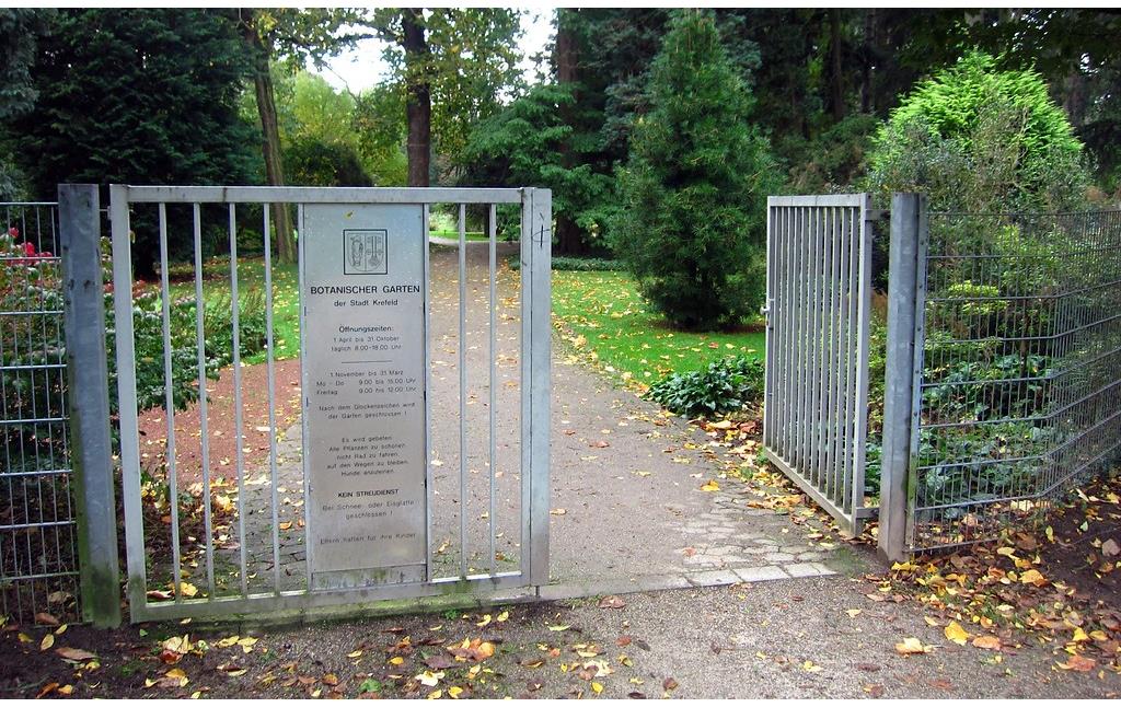 Zugang zum Botanischen Garten im Schönwasserpark in Krefeld (2014).