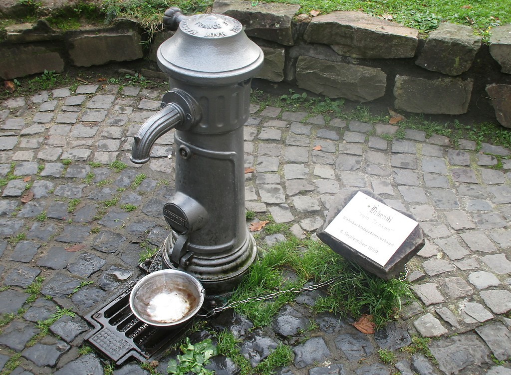 Trinkwasserbrunnen am Informationsbereich zur Wahnbachtalsperre an der Staumauer (2016).