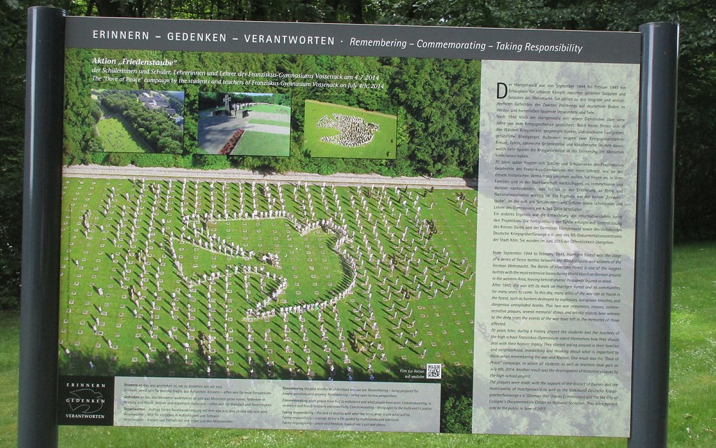 Informationstafel auf der Kriegsgräberstätte bzw. Soldatenfriedhof und Gedenkstätte in Vossenack im Kreis Düren (2017).