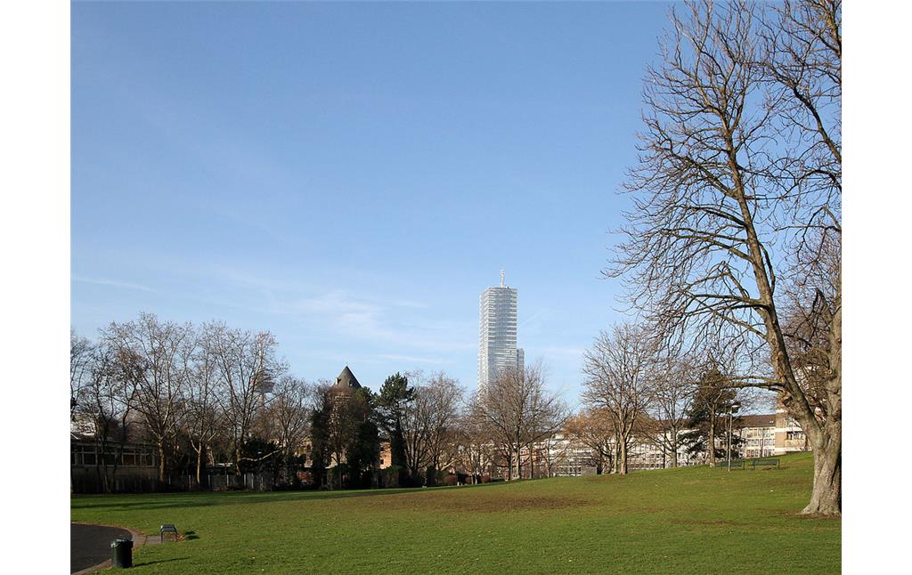 Der Klingelpützpark in Köln (2012), bis 1969 Standort des Gefängnisses "Arrest- und Correctionshaus am Klingelpütz zu Cöln". Im Hintergrund der Kölnturm im Mediapark.