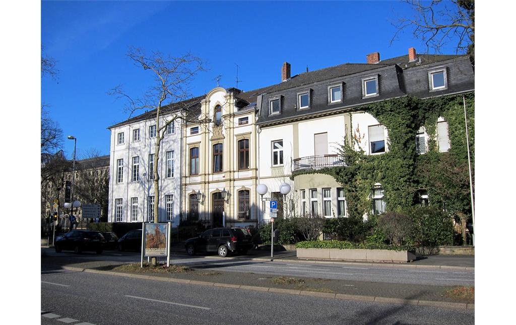 Wohnhaus Adenauerallee 113 (links) und das Katholische Militärbischofsamt, Adenauerallee 115 (mitte) in Bonn (2015).