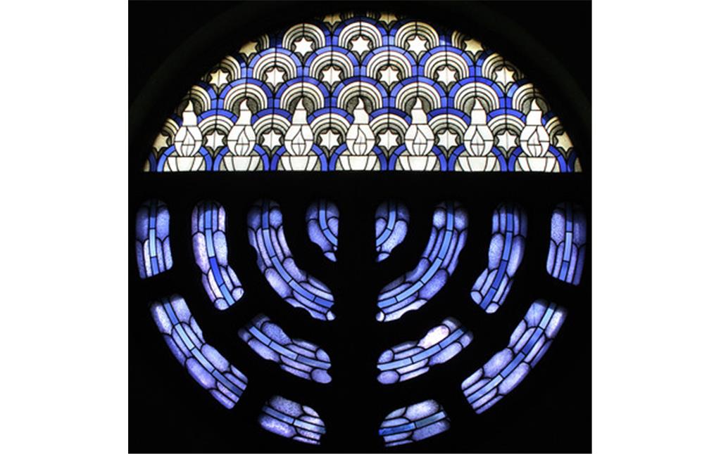 Alte Synagoge Essen: das Fenster "Siebenarmiger Leuchter" auf der rückwärtigen Empore (2007).