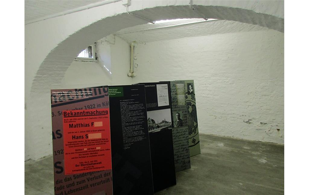 Eine Installation der heutigen Gedenkstätte in einer der früheren Zellen der Arbeitsanstalt Brauweiler (2016).