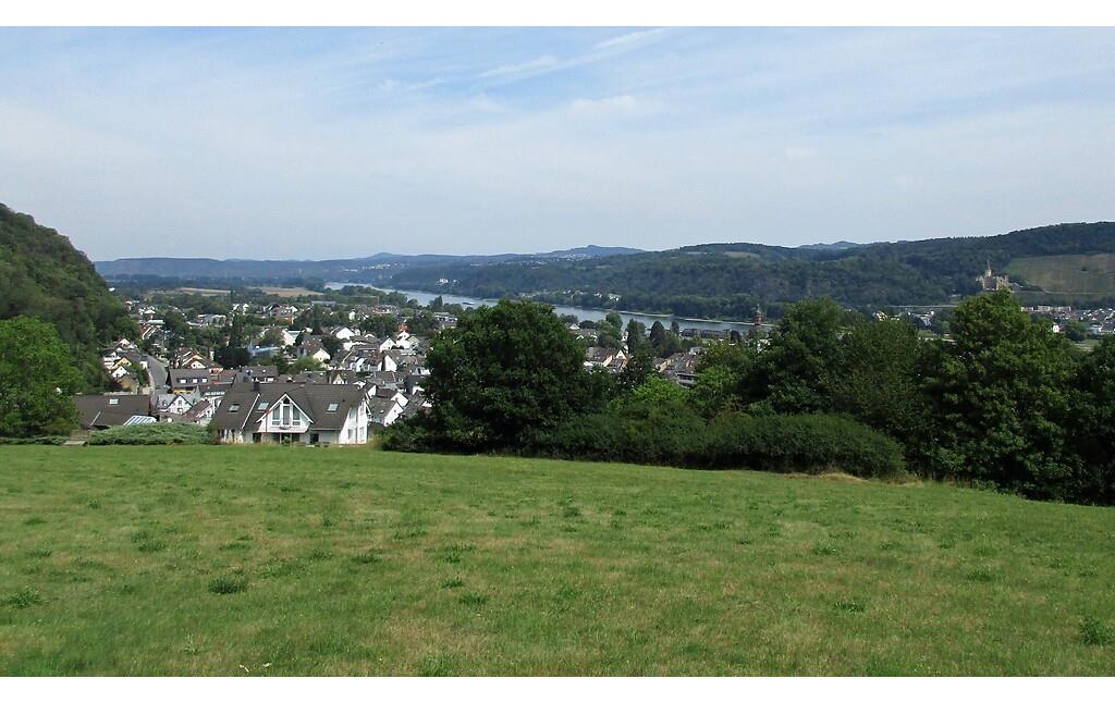 Blick von einer Anhöhe über dem Rhein in Richtung der Kurstadt Bad Breisig (2020).