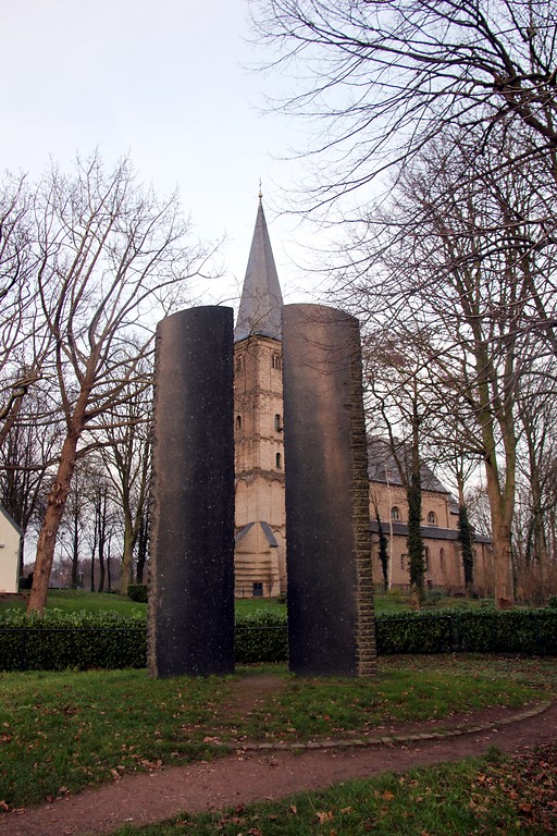 Das sogenannte Steintor mit der ehemaligen Stiftskirche St. Vitus in Hoch-Elten im Hintergrund (2015)