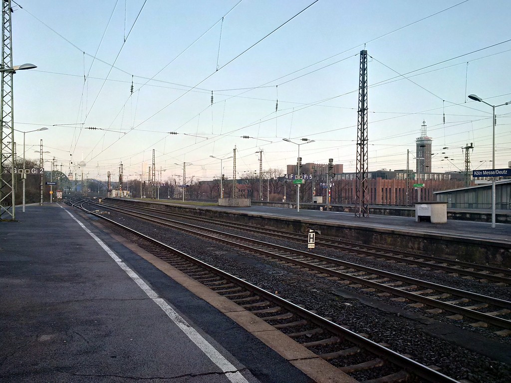 Bahnsteige und Gleise des Bahnhofs Deutz in Köln (2015)