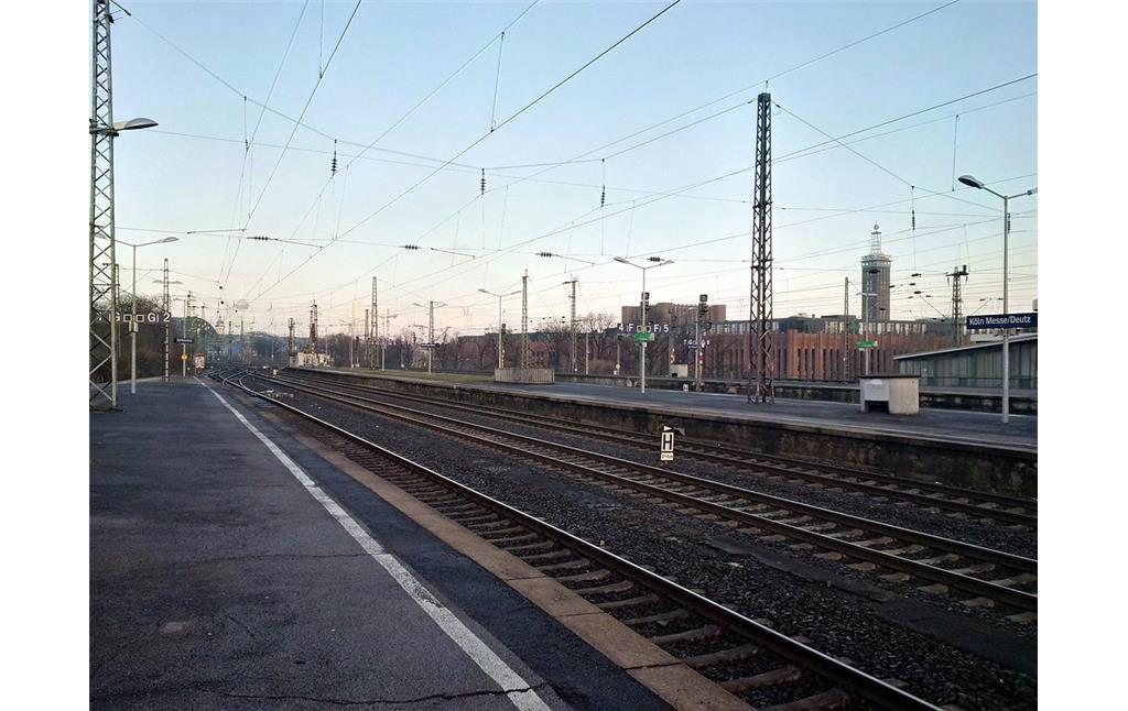 Bahnsteige und Gleise des Bahnhofs Deutz in Köln (2015)