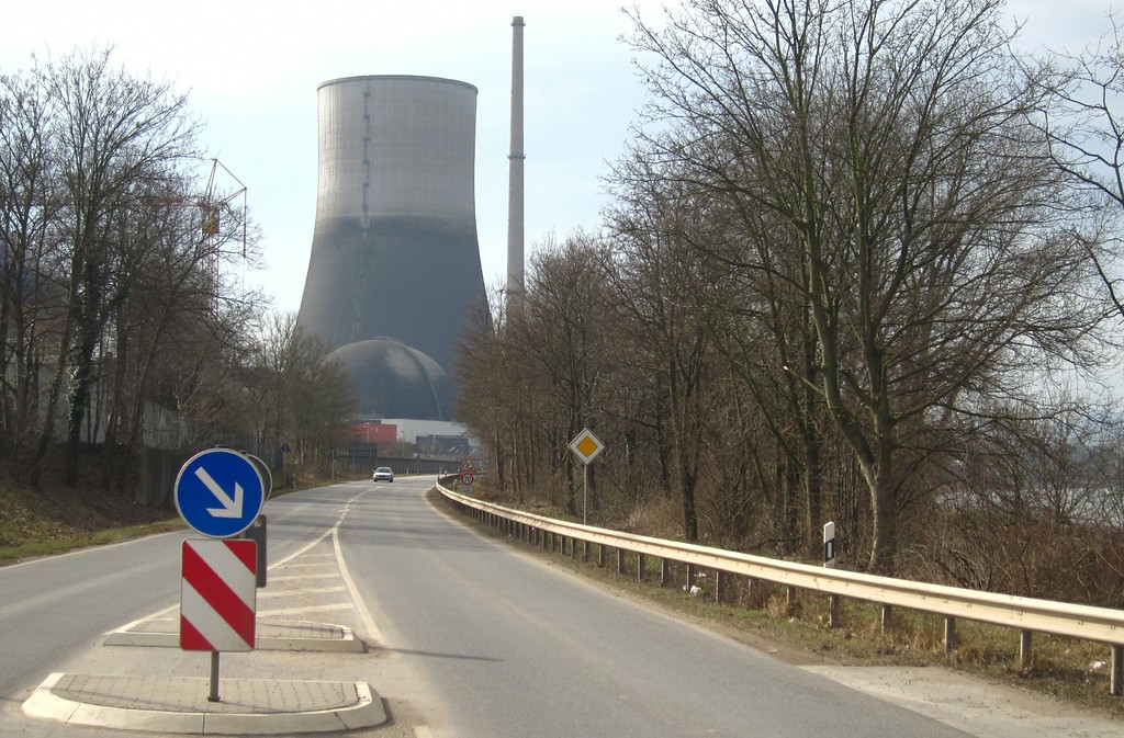 Der 162 Meter hohe Kühlturm und die davor liegende kugelförmige Reaktorkupper des Kernkraftwerks Mülheim-Kärlich, Ansicht aus östlicher Richtung von der Kreisstraße K 44 aus (2015)