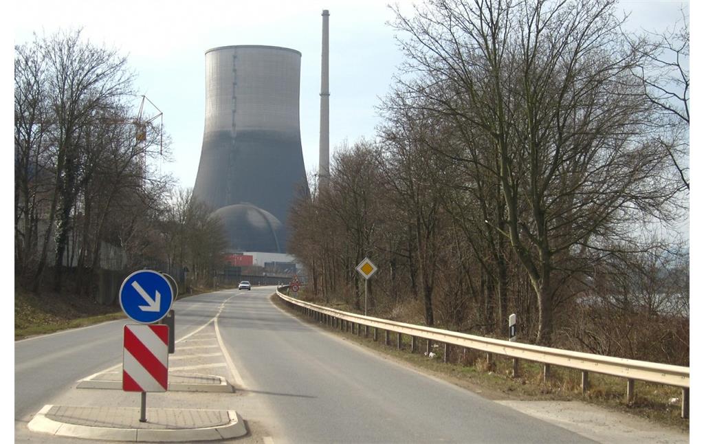 Der 162 Meter hohe Kühlturm und die davor liegende kugelförmige Reaktorkupper des Kernkraftwerks Mülheim-Kärlich, Ansicht aus östlicher Richtung von der Kreisstraße K 44 aus (2015)