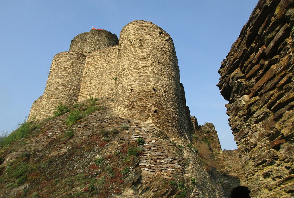 Bergfried und Mauern des oberen Burghofs der Ruine der Winneburg bei Cochem, Ansicht von Südwesten (2018).