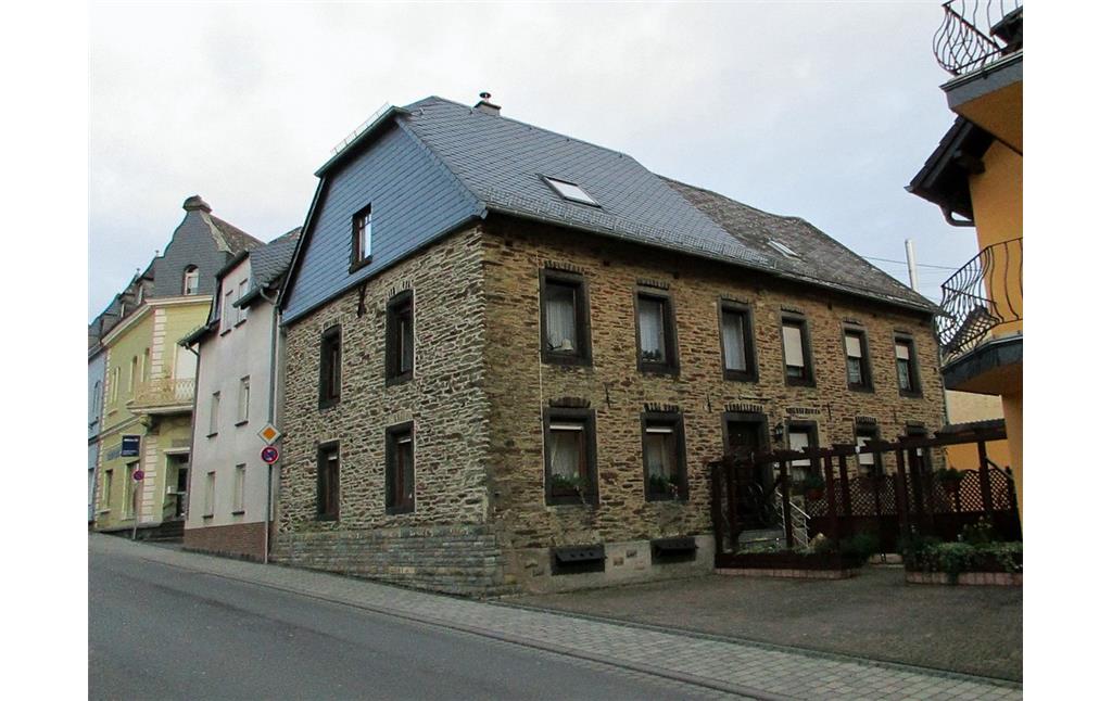 Koblenzerstraße in Kaisersesch: links hinter dem renovierten Bruchsteinhaus das frühere Synagogengebäude bzw. jüdische Bethaus (2015).