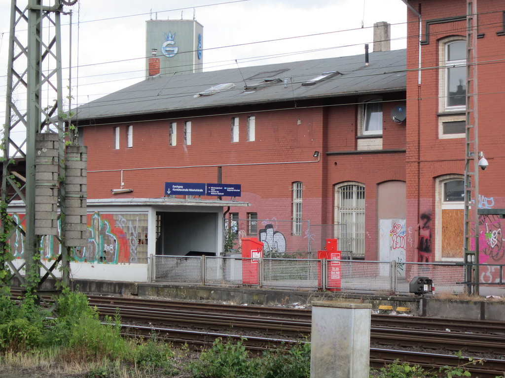 Der Anbau des Güterschuppens des Empfangsgebäudes des Bahnhofes Gerresheim, von der Bahnseite aus gesehen; links der Abgang zum Fußgängertunnel unter den Gleisen (2012).
