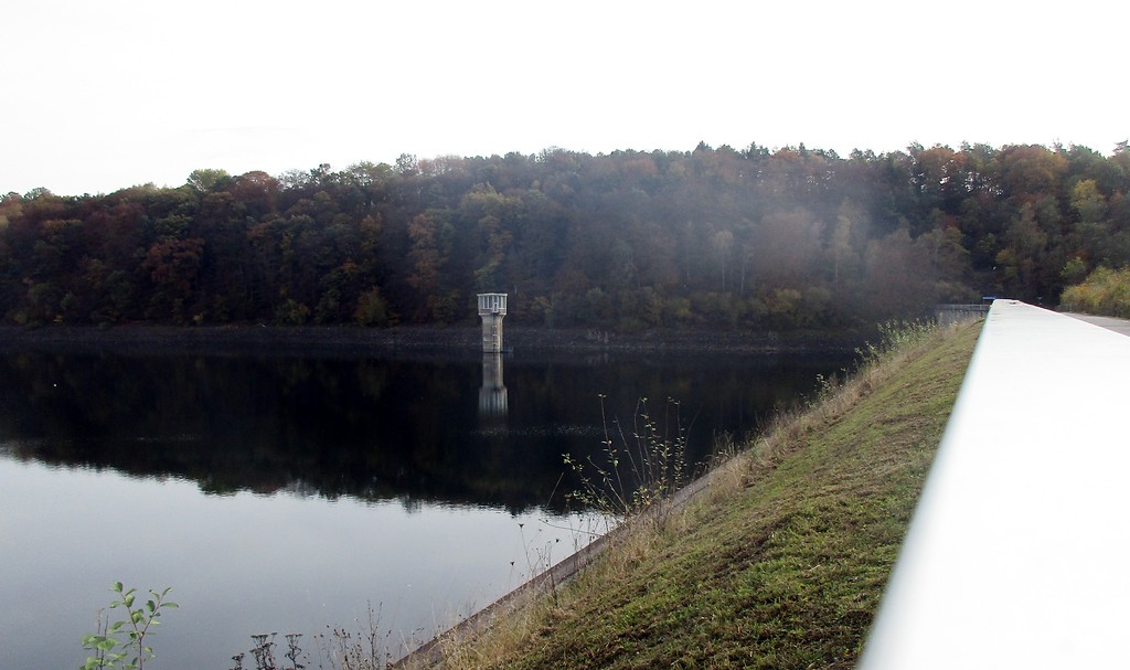 Staumauer der Wahnbachtalsperre, Blick in östliche Richtung auf den Wasserentnahme- und Pegelturm (2016).
