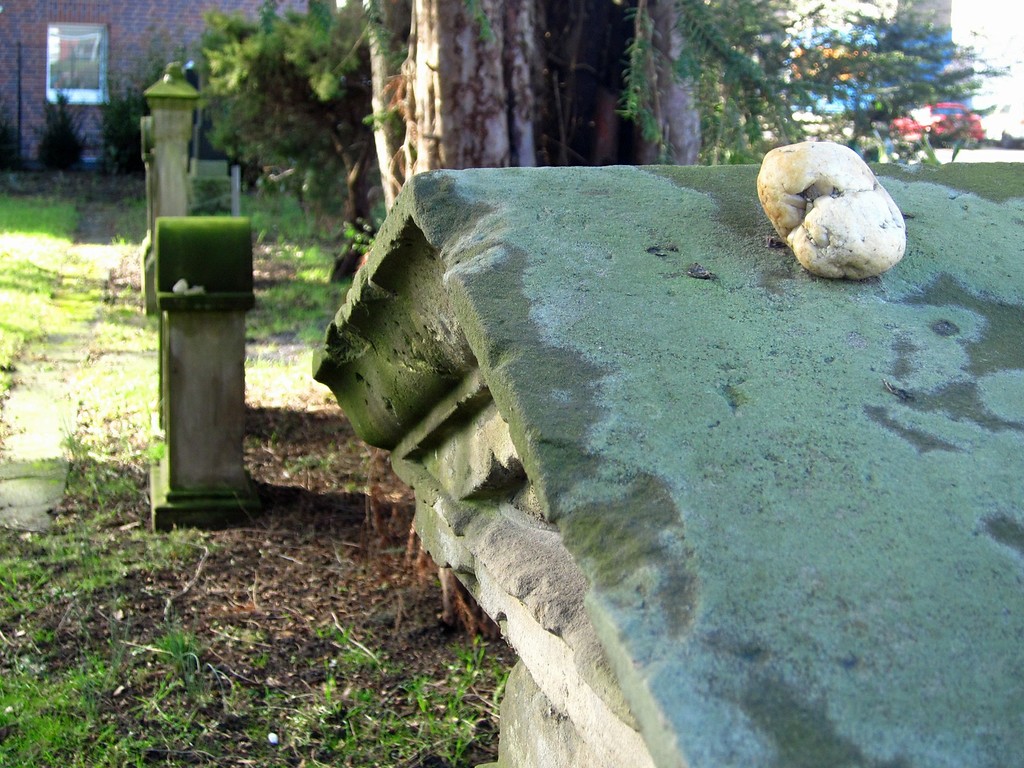 Grabsteine auf dem jüdischen Friedhof am Düvel in Giesenkirchen-Schelsen (2015), ein abgelegter Stein zeugt von einem Besuch auf dem ehemaligen Begräbnisplatz.