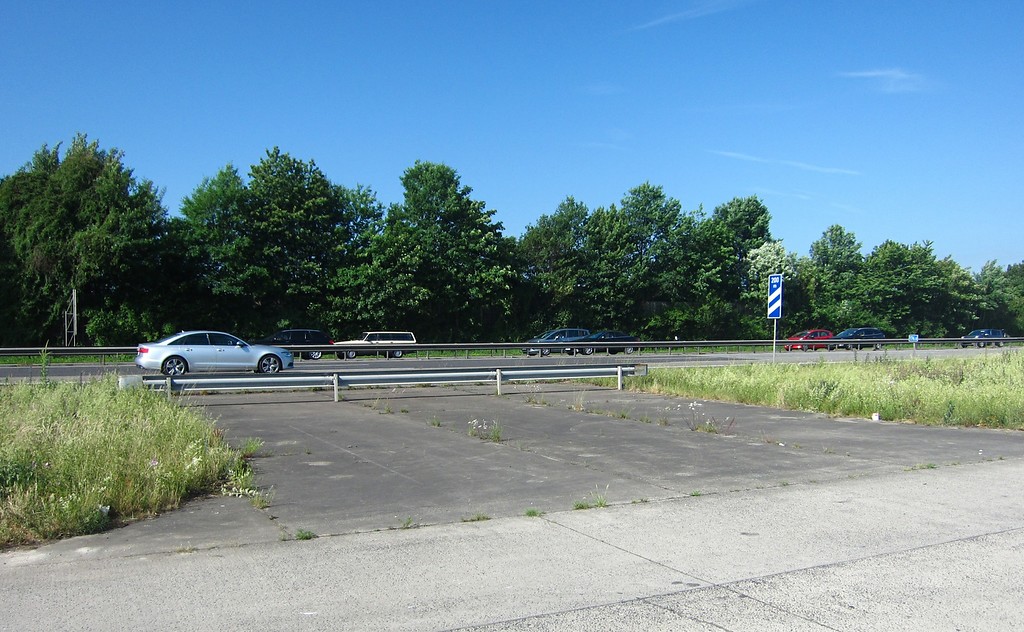 Behelfszufahrt auf eine Abstellfläche des Autobahn-Notlandeplatzes auf der Bundesautobahn A 61 am Meckenheimer Kreuz (2015). Dieses Autobahnstück konnte im Alarmfall rasch in einen militärischen Behelfsflugplatz umgewandelt werden.