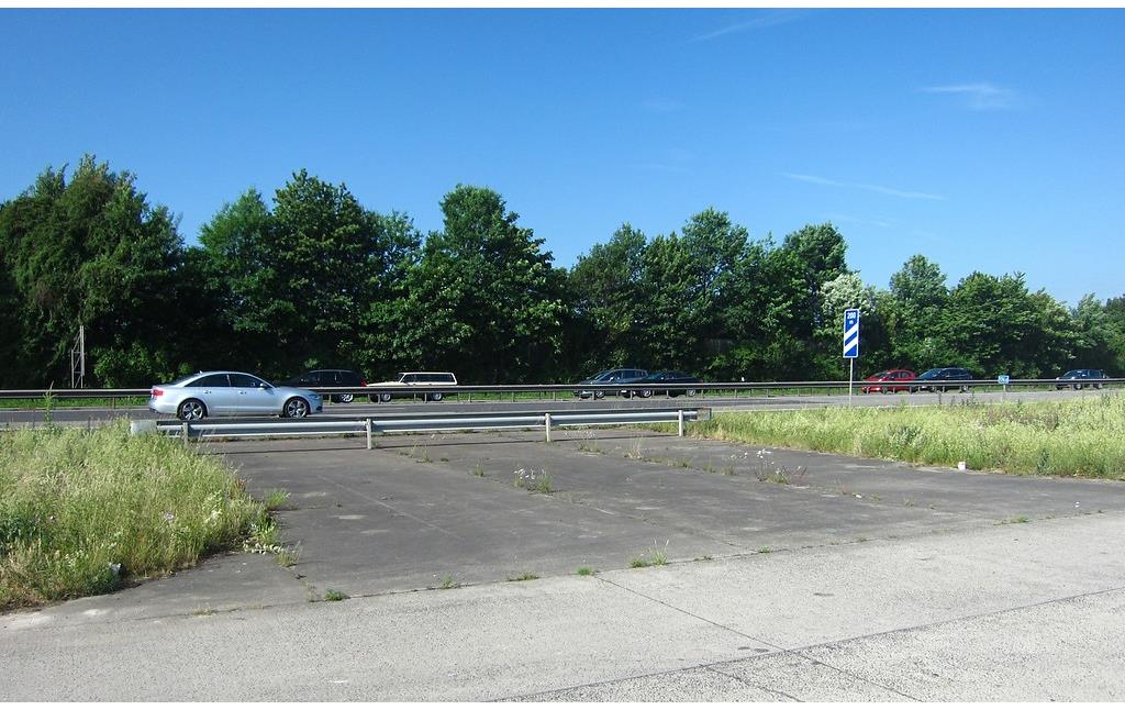 Behelfszufahrt auf eine Abstellfläche des Autobahn-Notlandeplatzes auf der Bundesautobahn A 61 am Meckenheimer Kreuz (2015). Dieses Autobahnstück konnte im Alarmfall rasch in einen militärischen Behelfsflugplatz umgewandelt werden.