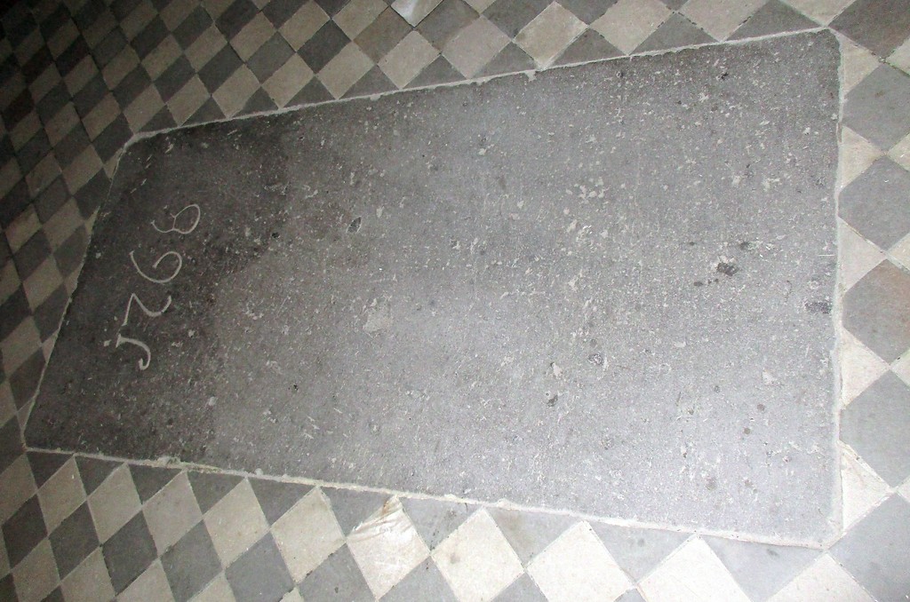 Eine über ihre noch lesbare Inschrift auf das Jahr 1768 datierte Grabplatte vor dem Altar der Klosterkirche Seligenthal bei Siegburg (2016).