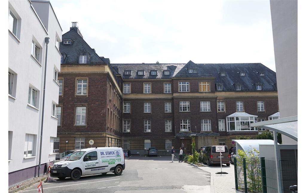 Seiteneinfahrt des Eduardus-Krankenhauses in Köln-Deutz (2022)