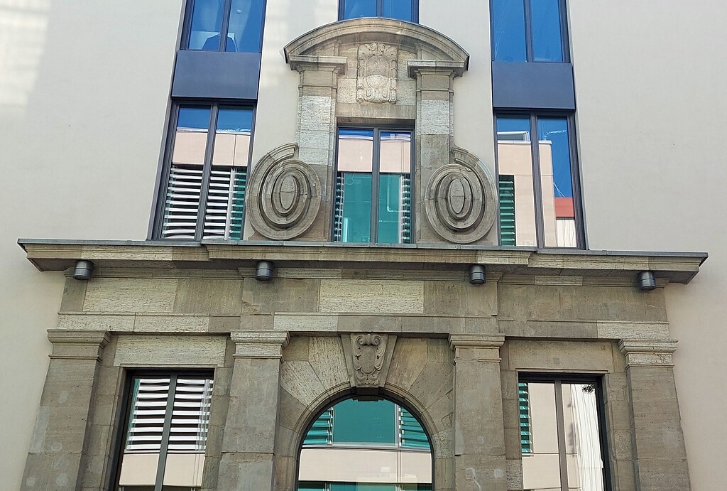 Blick auf die rückwärtige Fassade des früheren Direktionsgebäudes der Reichsbahndirektion Köln in der Straße "Am Alten Ufer" in Köln-Altstadt-Nord (2022).