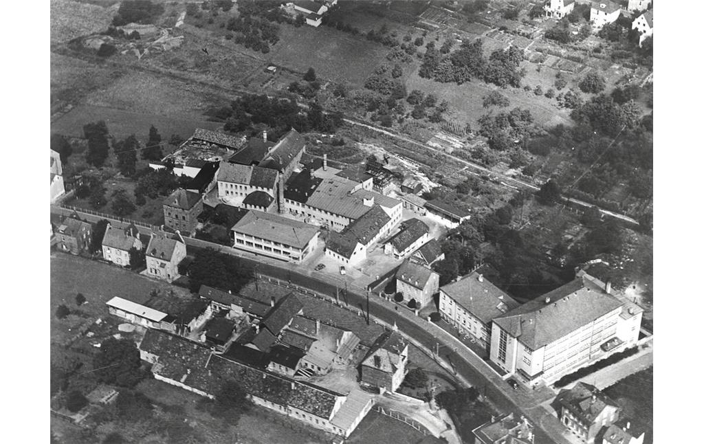 Luftbild der Steinzeugfabrik Marzi & Remy oberhalb der Rheinuferstraße in Höhr-Grenzhausen (1955)