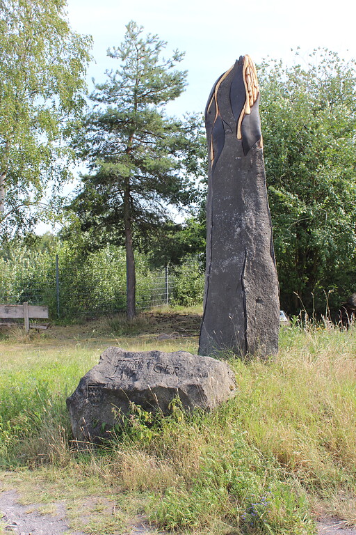 Blick auf eine Basaltlava-Steinskulptur auf dem Gelände der Ettringer Lay (2020)