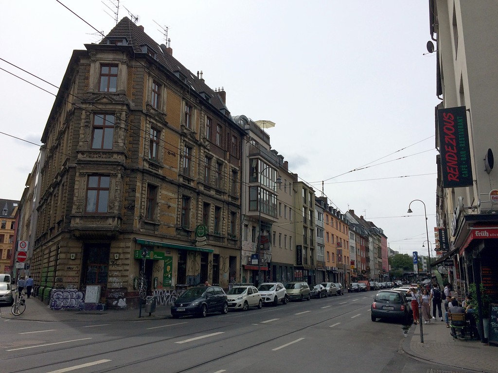 Häuserzeile in der Zülpicher Straße in Köln-Neustadt-Süd (2019), Blick in Richtung Westen.