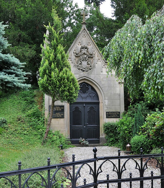 Die in Form einer kleinen Kapelle erbaute Gruft der reichsgräflichen Familie Berghe von Trips auf dem Friedhof in Kerpen-Horrem (2013).