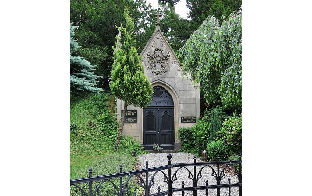 Die in Form einer kleinen Kapelle erbaute Gruft der reichsgräflichen Familie Berghe von Trips auf dem Friedhof in Kerpen-Horrem (2013).