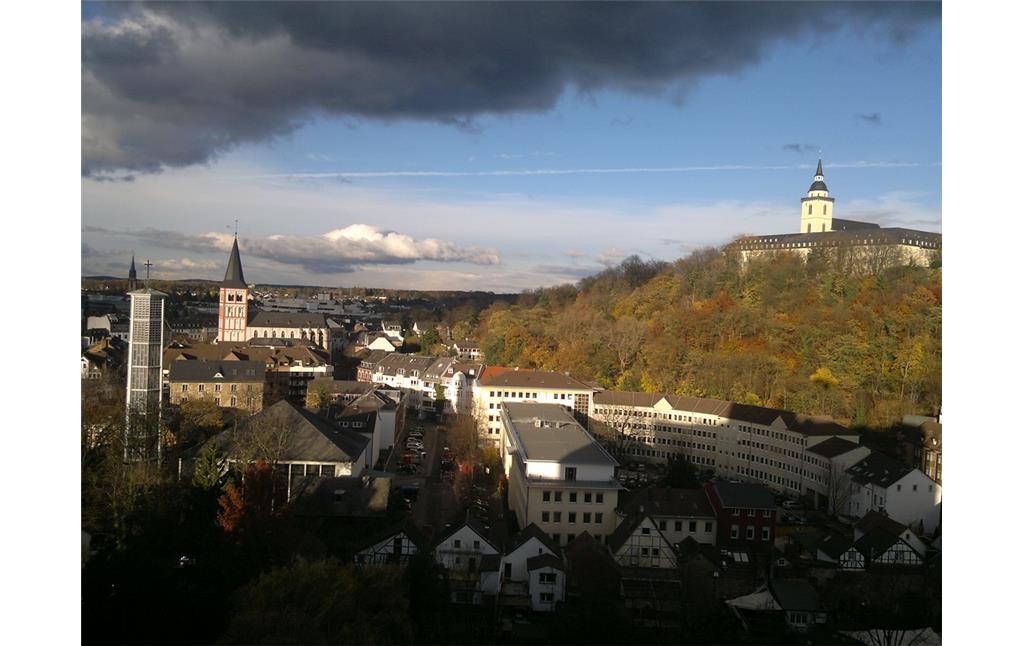 Die Abtei auf dem Michaelsberg mit der am Fuße liegenden Stadt Siegburg (2010).