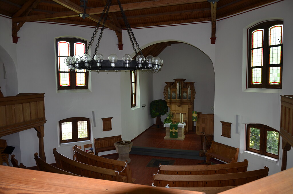 Blick in den Innenraum der Evangelischen Kirche in Hottenbach von der hölzernen Empore aus (2021)