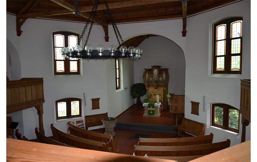 Blick in den Innenraum der Evangelischen Kirche in Hottenbach von der hölzernen Empore aus (2021)