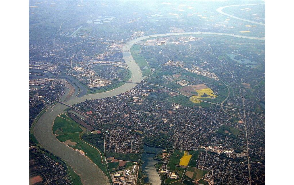 Luftaufnahme vom Rhein bei Duisburg-Homberg (2008). Blick von Norden, links im Bild die Ruhrmündung zwischen Ruhrort und Neuenkamp.