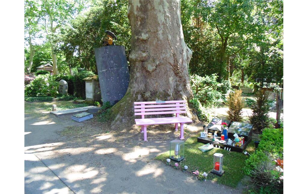 Die rosafarbene Bank am Grab des Schauspielers und Komikers Dirk Bach auf dem Melatenfriedhof in Köln-Lindenthal (2020)
