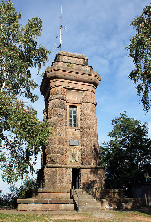 Blick auf den Eingangsbereich des Bismarckturms in Landstuhl (2010)