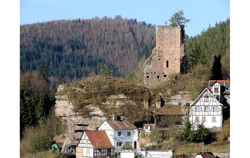 Burgruine Elmstein nördlich des Speyerbaches: Oberburg mit Schildmauer von Süden (2002).