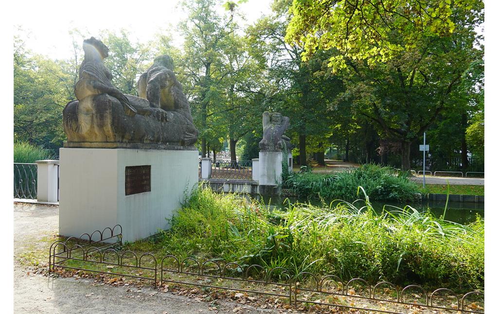 Das Figurenpaar "Kentaur und Najade" von Eduard Schmitz nach Entwürfen von Georg Grasegger aus dem Jahr 1930. Sie befinden sich am Rundbecken im Bereich des Karl-Schwering-Platzes an den Lindenthaler Kanälen in Köln-Lindenthal (2021).