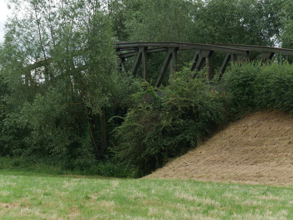 Ostansicht des ersten Bogens der Eisenbahnbrücke bei Limburg-Staffel (2017)