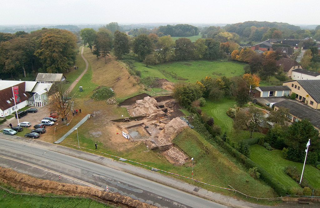 Das Tor im Hauptwall des Danewerks, Luftbildaufnahme des Geländes während der Grabungen 2013.