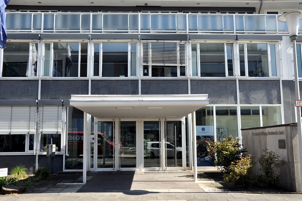 Eingangsbereich zum Verwaltungsgebäude Schlegelstraße 1 in Bonn, ehemals Bayerische Landesvertretung, heute Deutsche Stiftung Denkmalschutz (2015)