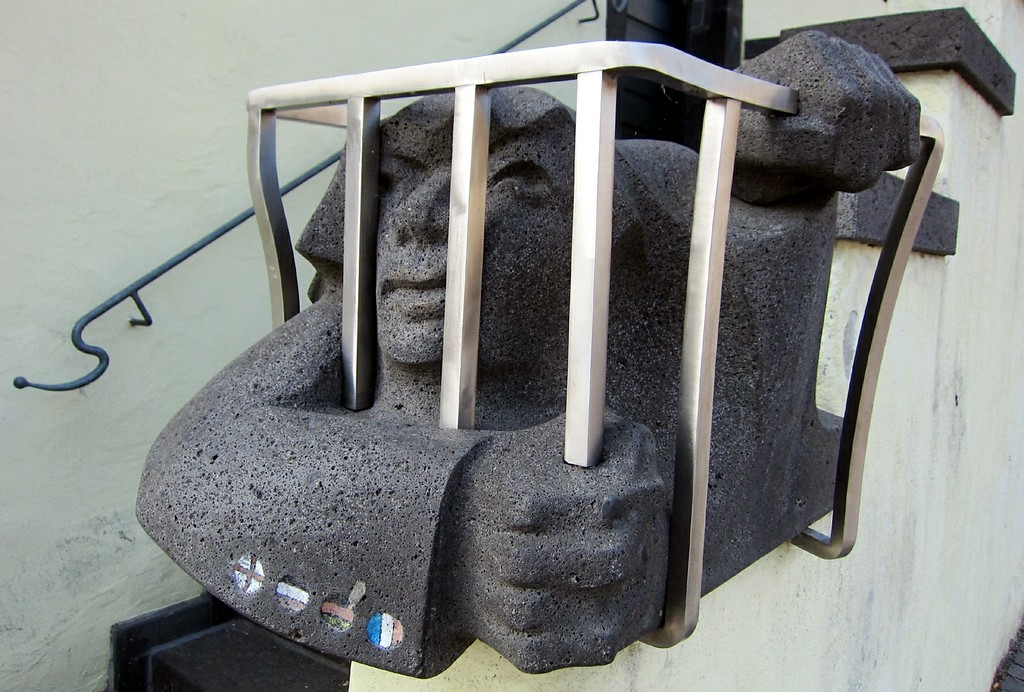Skulptur, die einen Gefangenen darstellt, an der Treppe zum alten kurtrierischen Amtshaus in Kaisersesch (2013).
