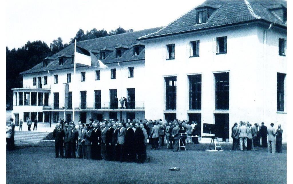 Die Aufnahme von 1950 zeigt FVM-Verbandsmitglieder bei ihrer ersten Tagung in der neuen Sportschule Hennef.