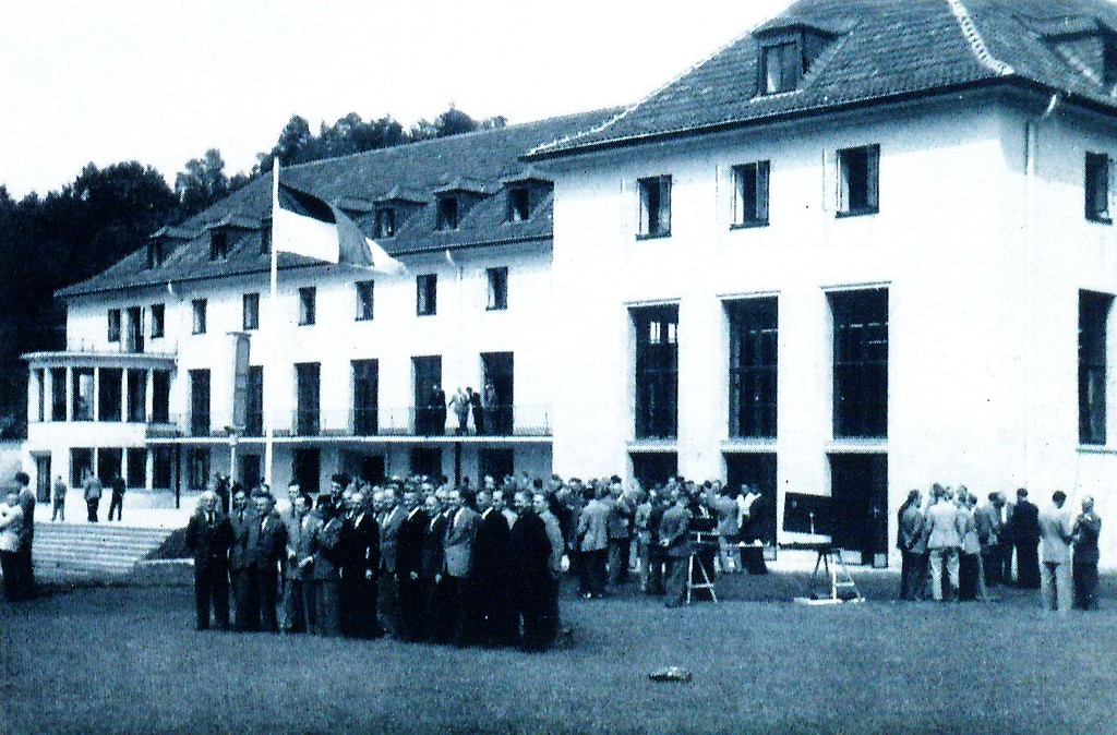 Die Aufnahme von 1950 zeigt FVM-Verbandsmitglieder bei ihrer ersten Tagung in der neuen Sportschule Hennef.