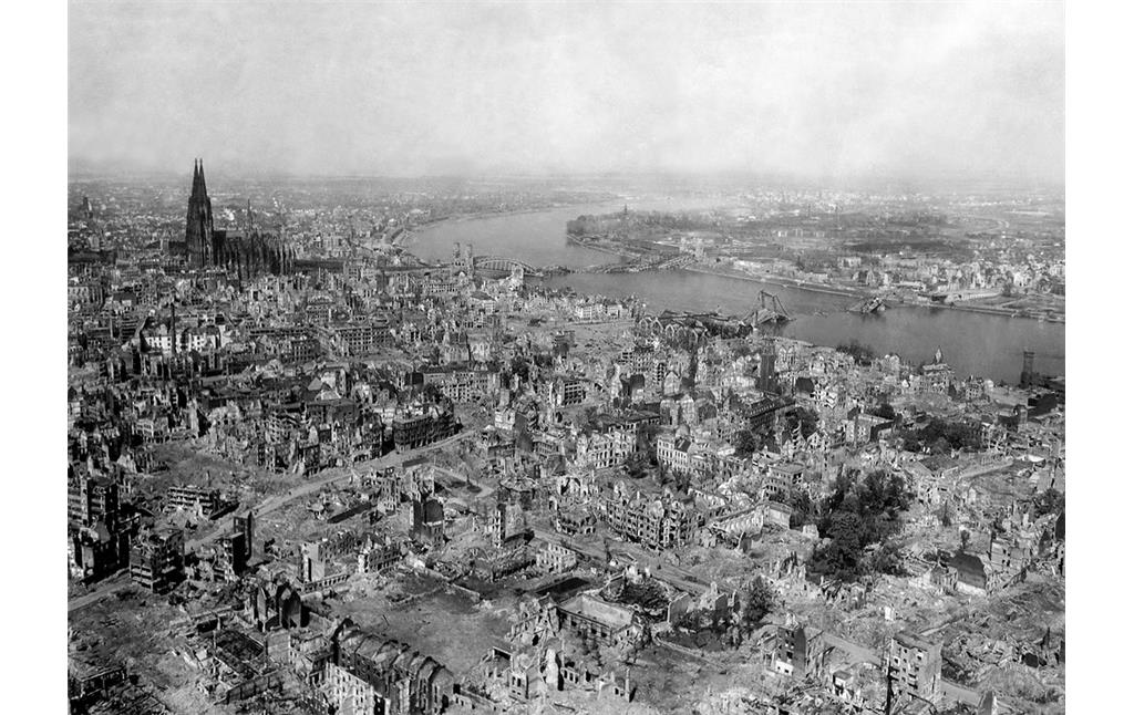 Historische Aufnahme der Altstadt von Köln und der gegenüberliegenden Rheinseite am Ende des Zweiten Weltkriegs (24. April 1945).