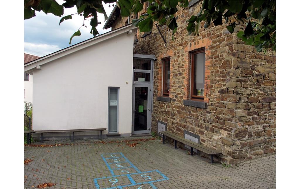 Grundschule "Lahrer Herrlichkeit" in Oberlahr (2014), die ehemalige Frontansicht (Nordseite) mit dem kleinem Anbau von 1996/97.