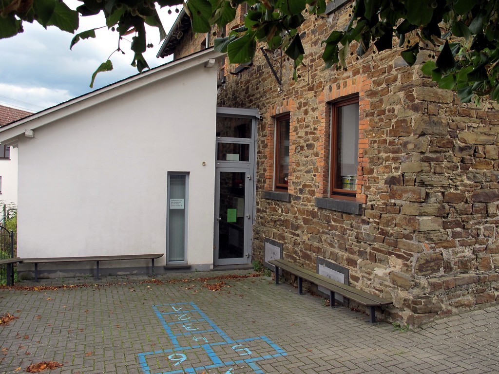 Grundschule "Lahrer Herrlichkeit" in Oberlahr (2014), die ehemalige Frontansicht (Nordseite) mit dem kleinem Anbau von 1996/97.