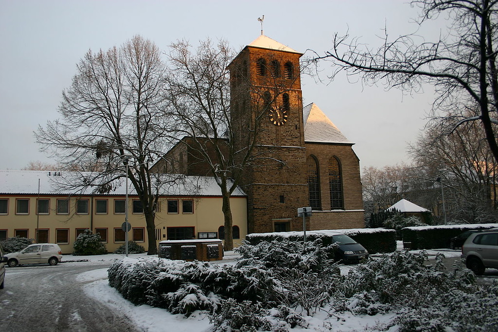 Das Kirchengebäude der ehemaligen Prämonstratenserabtei St. Johann in Duisburg-Alt-Hamborn (2010).