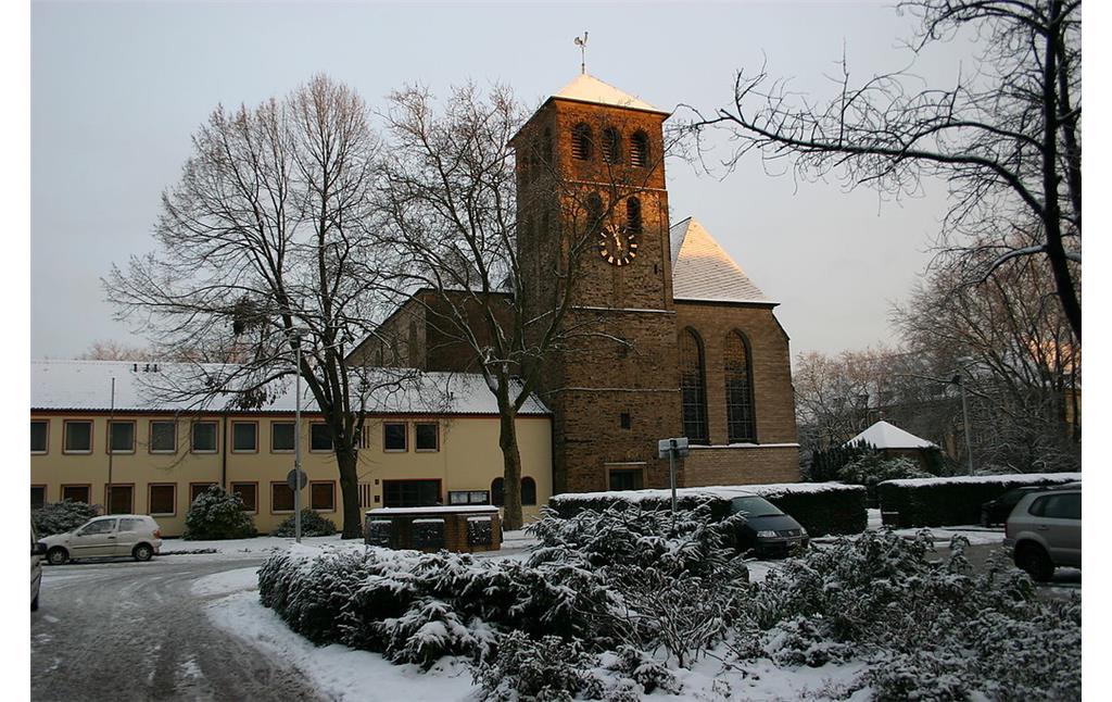 Das Kirchengebäude der ehemaligen Prämonstratenserabtei St. Johann in Duisburg-Alt-Hamborn (2010).